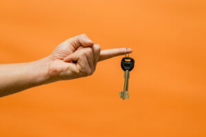 Eine Hand, die den Schlüssel zum Autoverkauf abgibt